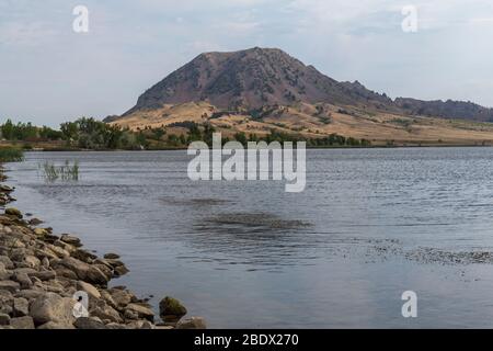 Paysage pittoresque de Butte et du lac Banque D'Images