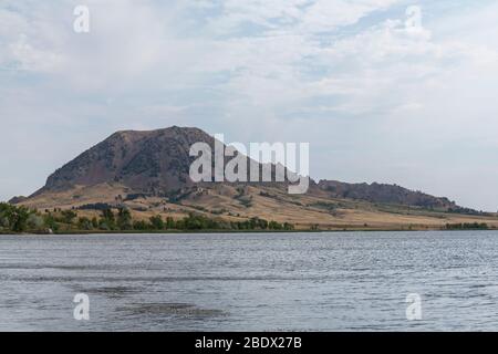 Paysage pittoresque de Butte et du lac Banque D'Images