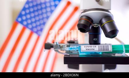 Un regard plus étroit sur le vaccin COVID-19 contre le coronavirus au microscope avec le signe du vaccin trouvé à l'intérieur du laboratoire Banque D'Images