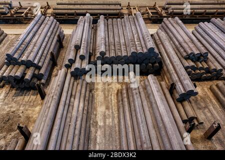 Stockage en acier laminé en usine. Concept de l'industrie métallurgique lourde Banque D'Images