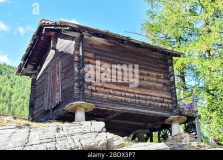 Greniers en bois traditionnels à Saas Fee, Suisse. Banque D'Images