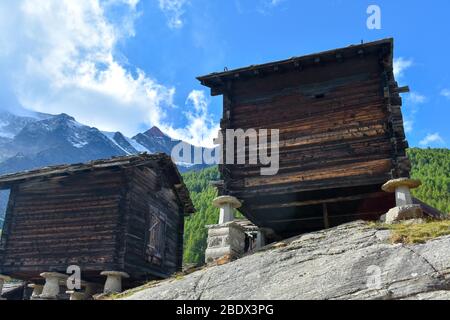 Greniers en bois traditionnels à Saas Fee, Suisse. Banque D'Images