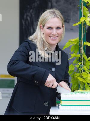 Zara Tindell, équestrienne et olympique, coupe un gâteau au Chelsea Flower Show. Elle est la petite-fille aînée de la reine Elizabeth la seconde. Banque D'Images