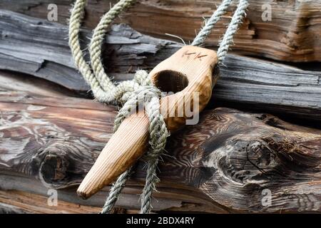 Boucle en bois avec cordes utilisées dans le transport traditionnel de grumes en bois. Banque D'Images