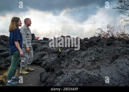 Meghan Breitenbach, employé de la FEMA, et Chuck Anthony, lieutenant-colonel de la Force aérienne américaine, voient une partie du flux de lave durci depuis l'éruption volcanique de Kīlauea, le 18 mai 2018. Banque D'Images