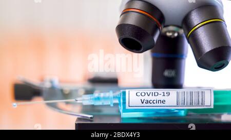 Regardez de plus près le microscope avec le vaccin Covid-19 pour le coronavirus à l'intérieur du laboratoire Banque D'Images