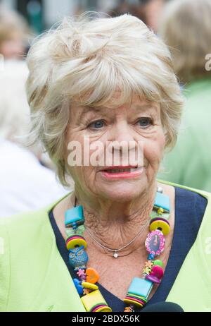 Si vous l'aviez, présentateur de télévision, au Chelsea Flower Show. Elle est plus connue pour le "souhait que vous soyez ici" qu'elle a présenté de 1974-2003. Banque D'Images