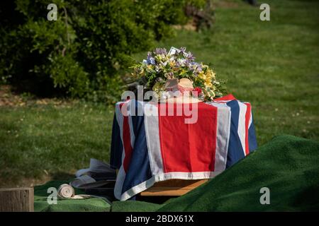 Thaxted, Essex, Royaume-Uni. 9 avril 2020. Beaucoup aimé et très considéré Thaxted Morris Dancer, Créateur d'organes, à temps partiel pompier et gardien d'église Peter King 88, qui est mort de causes naturelles le 27 mars 2020 a été enterré aujourd'hui dans la vieille cour d'église de St Jean-Baptiste avec notre Dame et St Laurence. Normalement, il aurait été envoyé avec un beau rassemblement des danseurs Thaxted Morris, mais à cause de la maladie de Coronavirus et des règlements permettant seulement 4 ou 5 participants à des funérailles, c'était une affaire un peu muette. Crédit: BRIAN HARRIS/Alay Live News Banque D'Images