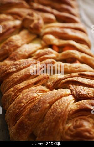 Tarte à la viande avec pâte feuilletée. Belle croûte dorée. Déjeuner savoureux croustillant. Photo verticale Banque D'Images