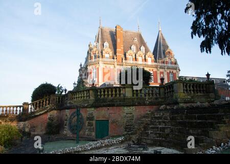 Le Château Impney Hotel ferme définitivement, le Droitwich Spa, Worcestershire, Royaume-Uni 10/04/2020 , l'hôtel emblématique, le Château Impney et le centre de conferencee ont fermé définitivement. En raison des effets dévastateurs du Coronavirus, Covid 19 . Les propriétaires du Château Impney ont annoncé qu'après la fermeture à cause du Coronavirus, ils ont décidé de fermer sans permniver. Le virus dévastateur a affecté les métiers et l'emploi. Ce qui deviendra du Château dans les souvenirs à venir à voir. L'hôtel et la conférence populaires et pittoresques auront un impact sur les entreprises locales et nationales et les chaînes d'approvisionnement. Banque D'Images