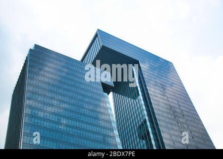 Bangkok, Thaïlande 04.09.2020: La Tour G est l'un des bâtiments les plus emblématiques et modernes de la métropole qu'elle est célèbre pour son design unique en forme de lettre G. Banque D'Images