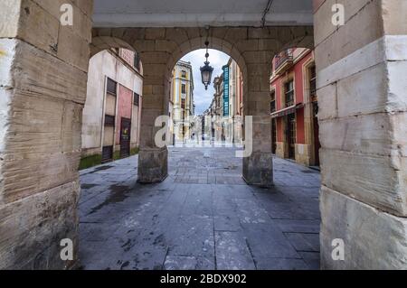 San Bernardo Street vu du passage sous le bâtiment de la Plaza Mayor - place principale à Gijon dans la communauté autonome des Asturies en Espagne Banque D'Images