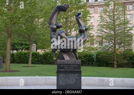 Statue de sculpture commémorative de la Brigade internationale de bronze dans les jardins du Jubilé, Bishop's, Londres, 7 JA par Ian Walters Sculptor la guerre civile espagnole Banque D'Images