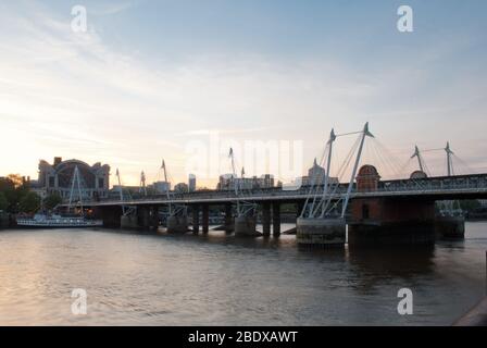 River Thames Golden Jubilee Bridges Hungerford Bridge Bishop's, Londres par Sir John Hawkshaw & Lidschutz Davidson Sandilands Banque D'Images