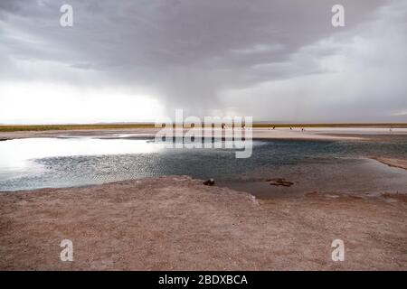 Nuages de tempête au-dessus du lagon de Cejar, San Pedro de Atacama, Désert d'Atacama, Chili Banque D'Images