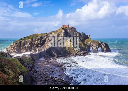 Gaztelugatxe îlot avec petit ermitage de San Juan, sur la côte de Biscaye province d'Espagne Banque D'Images