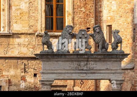 Bien des griffins et des lions par Palazzo del Capitano del Popolo, sur la Piazza Grande à Montepulciano, Toscane, Italie Banque D'Images