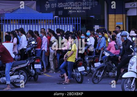 Pas de distanciation sociale, chaos comme les ouvriers cambodgiens de l'usine de vêtements se sont installés dans une banque le premier jour Phnom Penh arrête toutes les routes à l'intérieur et à l'extérieur de la ville avant le nouvel an cambodgien pendant la pandémie de coronavirus. Steung Meanchey, Phnom Penh, Cambodge. 10 avril 2020. © Kraig Lieb Banque D'Images