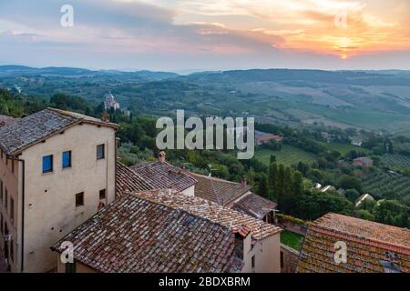 Vue sur le coucher du soleil sur la campagne depuis Montepulciano, Toscane, Italie Banque D'Images