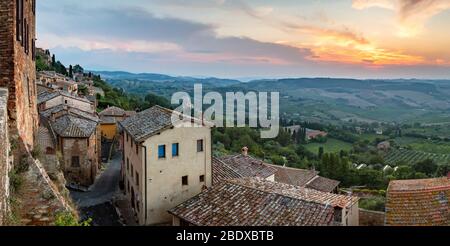 Vue sur le coucher du soleil sur la campagne depuis Montepulciano, Toscane, Italie Banque D'Images