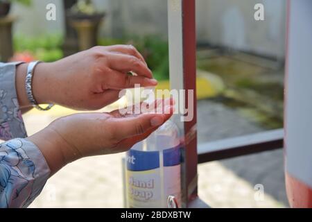 Bandung, Indonésie. 10 avril 2020. Une femme se lavant les mains avec du savon dans un évier à Bandung, Java Ouest, Indonésie. 10 avril 2020. L'Organisation mondiale de la santé (OMS) recommande que les gens se lassent toujours les mains pour empêcher la propagation du Coronavirus COVID-19. (Photo de ASEP Solihin/INA photo Agency/Sipa USA) crédit: SIPA USA/Alay Live News Banque D'Images
