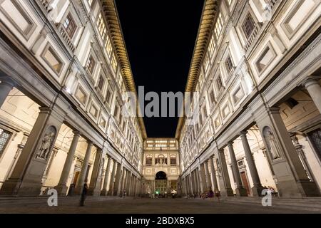 La Loggiato - la cour semi-fermée - à la Galerie des Offices la nuit à Florence, en Italie Banque D'Images