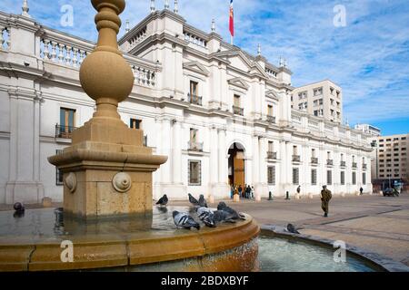 Santiago du Chili, région Metropolitana, Chili - Palacio de la Moneda, ou la Moneda, palais présidentiel et gouvernemental chilien, design Banque D'Images