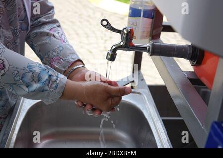 Bandung, Indonésie. 10 avril 2020. Une main de lavage de femmes avec du savon dans un évier à Bandung, Java Ouest, Indonésie. 10 avril 2020. L'Organisation mondiale de la santé (OMS) recommande que les gens se lassent toujours les mains pour empêcher la propagation du Coronavirus COVID-19. (Photo de ASEP Solihin/INA photo Agency/Sipa USA) crédit: SIPA USA/Alay Live News Banque D'Images