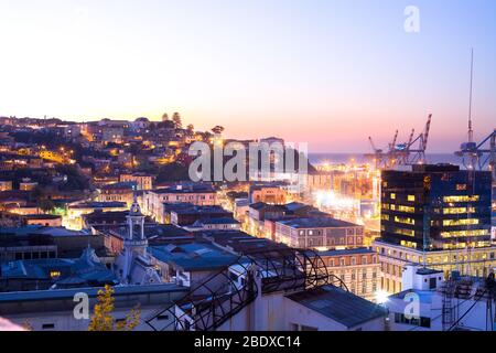 Vue sur les maisons typiques de Cerro Cordillera et les installations portuaires, Valparaiso, Valparaiso Region, Chili, Amérique du Sud Banque D'Images