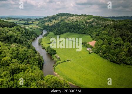 Vue sur la rivière wye alors que la vallée wye se serpente devant le point de vue du rocher de symonds yat. Banque D'Images