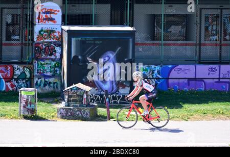 Vienne, Autriche. 10 avril 2020. Malgré les restrictions de sortie, de nombreuses personnes bénéficient du beau temps de printemps sur le canal du Danube à Vienne. Crédit: Franz PERC/Alay Live News Banque D'Images