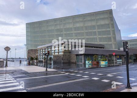 Centre de congrès et auditorium Kursaal conçu par Rafael Moneo dans la ville côtière de San Sebastian, située dans la Communauté autonome basque, en Espagne Banque D'Images