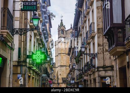 Église San Vicente vue de la rue Narrika Kalea dans la ville côtière de San Sebastian située dans la Communauté autonome basque, en Espagne Banque D'Images