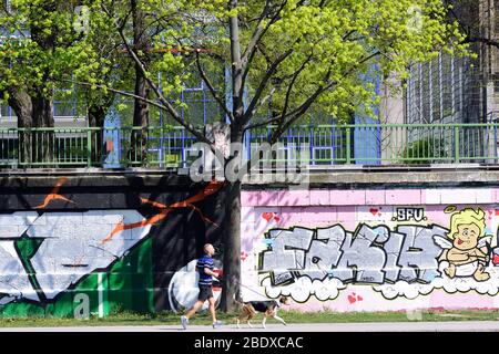 Vienne, Autriche. 10 avril 2020. Malgré les restrictions de sortie, de nombreuses personnes bénéficient du beau temps de printemps sur le canal du Danube à Vienne. Crédit: Franz PERC/Alay Live News Banque D'Images