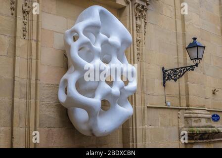 Harmonie de la sculpture sonore par Maximilian Pelzmann sur une façade de la basilique Saint Marie du chœur à San Sebastian en Espagne Banque D'Images