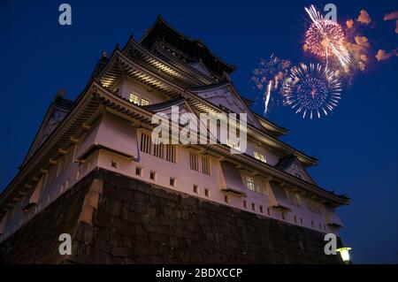 Feux d'artifice célébrant le château japonais la nuit Banque D'Images