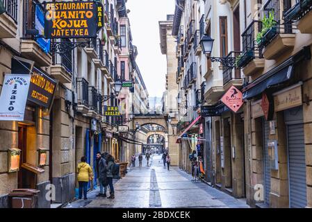 Rue dans la partie historique de la ville côtière de San Sebastian située dans la Communauté autonome basque, Espagne Banque D'Images