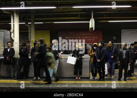 Osaka, Japon - 8 mars 2017 : une fille non identifiée utilisant un masque de protection dans une gare ferroviaire dans les rues d'Osaka, Japon Banque D'Images