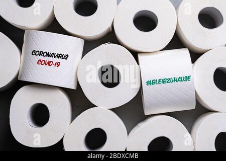 Rouleaux de papier toilette avec message COVID-19 et message allemand pour #STAYATHOME Banque D'Images
