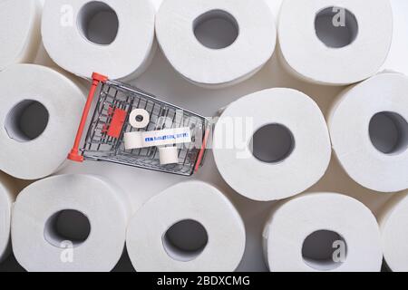 Panier entre de nombreux rouleaux de papier toilette avec message allemand PAS DE STOCKAGE, S'IL VOUS PLAÎT Banque D'Images