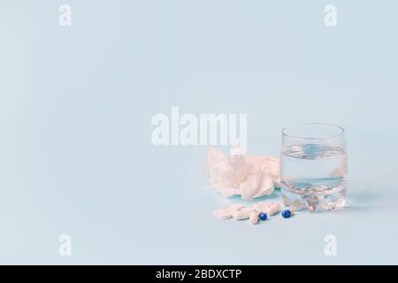 Vaccins virus Corona antivirus Covid-19. Verre d'eau et ensemble de piil sur fond bleu, concept minimal de pharmacie antivirus, prévention de la Banque D'Images