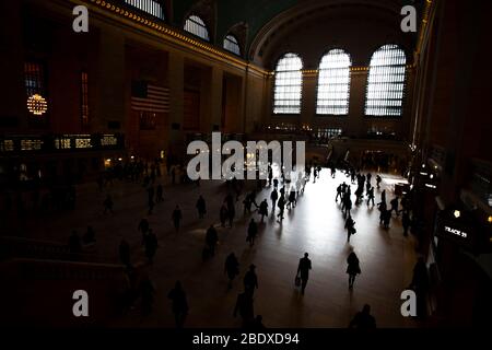 New York City, NY - 08 mars 2017 : des personnes non identifiées marchant à l'intérieur de la gare Grand centre de New York à New York City, NY Banque D'Images