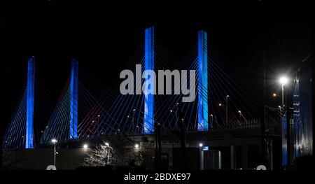 (4/9/2020) le pont Kosciuszko est éclairé par des lumières bleues pendant la pandémie de coronavirus dans le cadre de la campagne #LightItBlue pour montrer soutien et gratitude aux professionnels de la santé et aux travailleurs essentiels sur les lignes de front et créer un symbole universel de solidarité et d'espoir (photo de Lév Radin/Pacific Press/Sipa USA) Banque D'Images