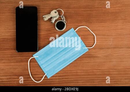 touches, masque médical et smartphone sur une table. Vue de dessus Banque D'Images