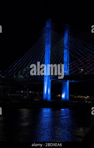 (4/9/2020) le pont Kosciuszko est éclairé par des lumières bleues pendant la pandémie de coronavirus dans le cadre de la campagne #LightItBlue pour montrer soutien et gratitude aux professionnels de la santé et aux travailleurs essentiels sur les lignes de front et créer un symbole universel de solidarité et d'espoir (photo de Lév Radin/Pacific Press/Sipa USA) Banque D'Images