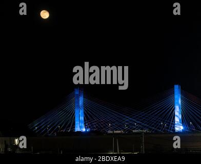 (4/9/2020) Moon monte sur le pont Kosciuszko est illuminé par des lumières bleues pendant la pandémie de coronavirus dans le cadre de la campagne #LightItBlue pour montrer soutien et gratitude aux professionnels de la santé et aux travailleurs essentiels sur les lignes de front et créer un symbole universel de solidarité et d'espoir (Photo de Lév Radin/Pacific Press/Sipa USA) Banque D'Images