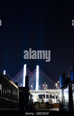 (4/9/2020) le pont Kosciuszko est éclairé par des lumières bleues qui s'allument dans le ciel pendant la pandémie de coronavirus dans le cadre de la campagne #LightItBlue pour montrer soutien et gratitude aux professionnels de la santé et aux travailleurs essentiels en première ligne et créer un symbole universel de solidarité et d'espoir (Photo de Lév Radin/Pacific Press/Sipa USA) Banque D'Images