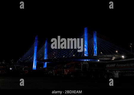 (4/9/2020) le pont Kosciuszko est éclairé par des lumières bleues pendant la pandémie de coronavirus dans le cadre de la campagne #LightItBlue pour montrer soutien et gratitude aux professionnels de la santé et aux travailleurs essentiels sur les lignes de front et créer un symbole universel de solidarité et d'espoir (photo de Lév Radin/Pacific Press/Sipa USA) Banque D'Images