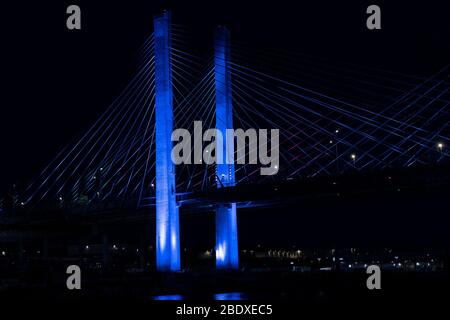 (4/9/2020) le pont Kosciuszko est éclairé par des lumières bleues pendant la pandémie de coronavirus dans le cadre de la campagne #LightItBlue pour montrer soutien et gratitude aux professionnels de la santé et aux travailleurs essentiels sur les lignes de front et créer un symbole universel de solidarité et d'espoir (photo de Lév Radin/Pacific Press/Sipa USA) Banque D'Images