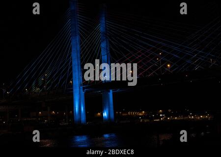 (4/9/2020) le pont Kosciuszko est éclairé par des lumières bleues pendant la pandémie de coronavirus dans le cadre de la campagne #LightItBlue pour montrer soutien et gratitude aux professionnels de la santé et aux travailleurs essentiels sur les lignes de front et créer un symbole universel de solidarité et d'espoir (photo de Lév Radin/Pacific Press/Sipa USA) Banque D'Images